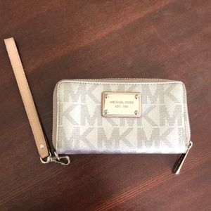 Michael Kors Wristlet Silver & Tan